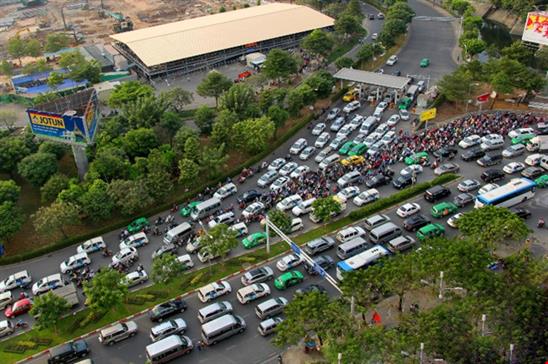 Vận động hành khách tới sân bay Tân Sơn Nhất một mình