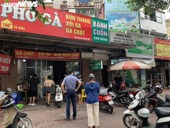 Khách Hà Nội xếp hàng chờ sửa xe, mua phở trong ngày đầu hàng quán mở cửa lại