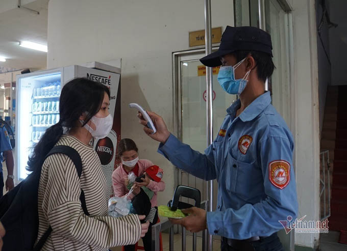 Khách đông bất ngờ, bảo vệ bến xe mỏi tay đo thân nhiệt phòng dịch Covid-19