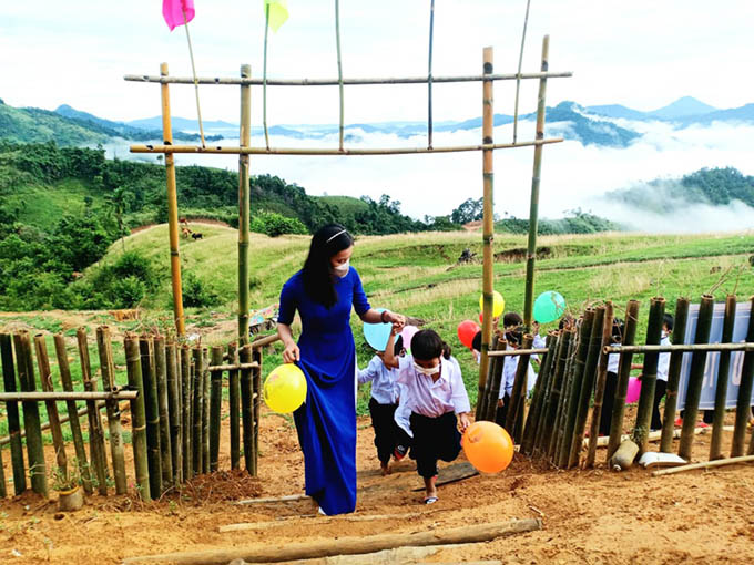 Lễ khai giảng đặc biệt trên rẻo cao với tô mì Quảng cô giáo nấu thết đãi học trò