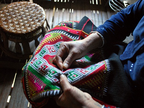 Dùng khăn piêu làm khố, VTV bị phạt 15 triệu đồng