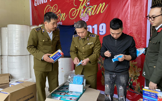 Phát hiện cơ sở sản xuất khẩu trang kháng khuẩn bằng... giấy vệ sinh