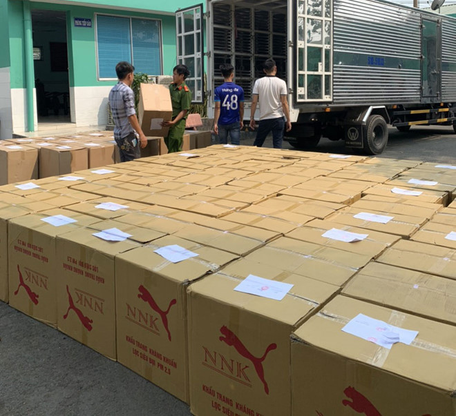 Lật tẩy nhóm người Trung Quốc thu gom khẩu trang y tế