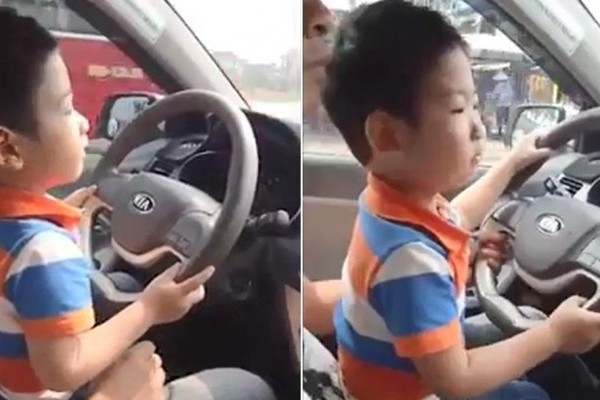 Mẹ khoe clip con trai 3 tuổi lái ô tô lao vun vút trên đường