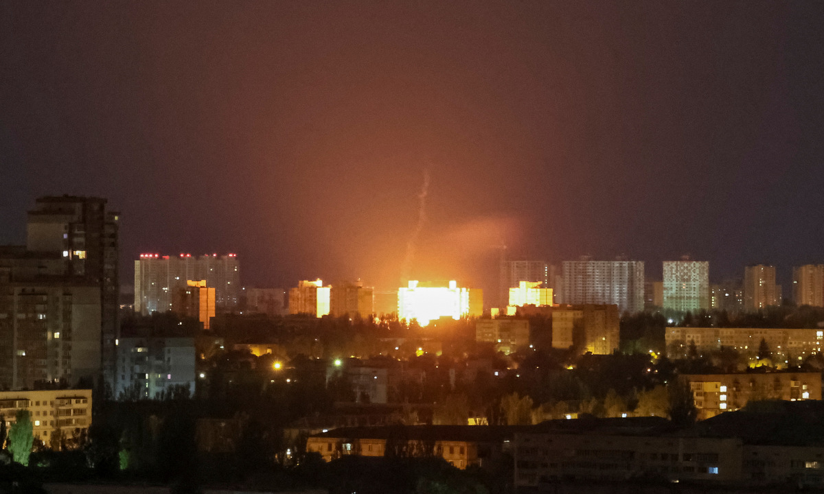 Bầu trời Kiev sáng rực sau màn không kích dữ dội của Nga