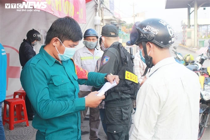 Hà Nội không 'đòi' giấy xét nghiệm COVID-19, sao vẫn chống dịch tốt?