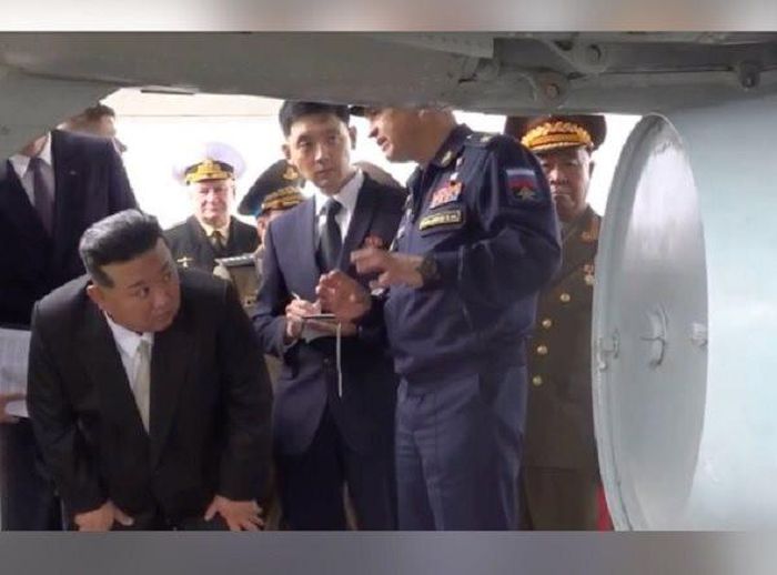 Ông Kim Jong-un đi xem máy bay ném bom và tên lửa siêu thanh Nga