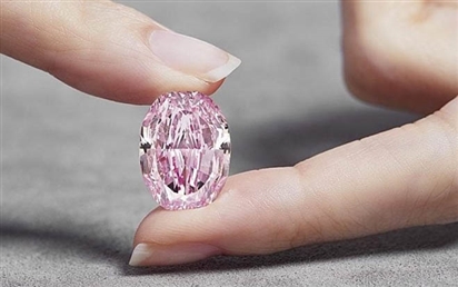 Bán đấu giá viên kim cương màu hồng quý hiếm