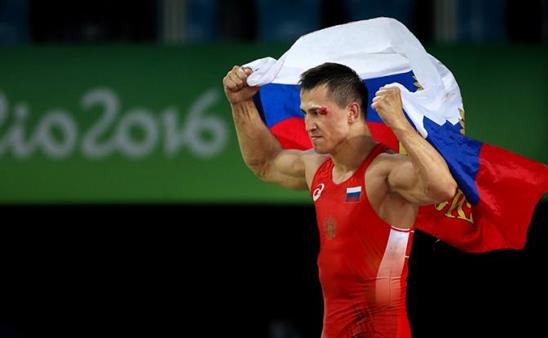 Đô vật người Nga giành chiến thắng khó tin sau khi bất tỉnh