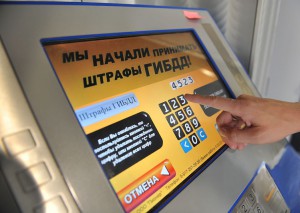 Lái xe ô tô có thể kiểm tra các khoản tiền phạt chưa nộp