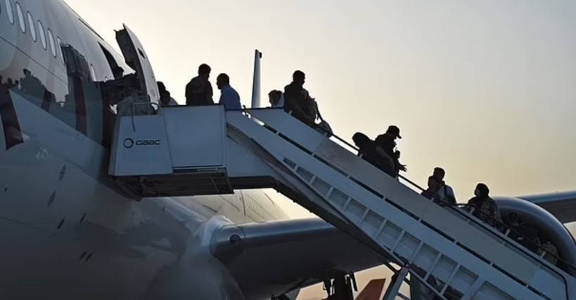 Vừa được sơ tán, một người Afghanistan đã bị bắt ở Anh vì nghi là gián điệp của Taliban
