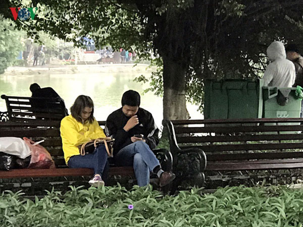 Không khí lạnh bao trùm, người dân Hà Nội co ro xuống phố