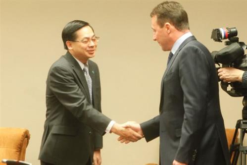 Tổng Lãnh sự Vũ Huy Mừng gặp mặt Đại diện toàn quyền Tổng thống Nga tại vùng Urals