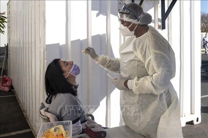 Nam Phi kêu gọi người dân tiêm phòng COVID-19 trong bối cảnh xuất hiện biến thể virus mới
