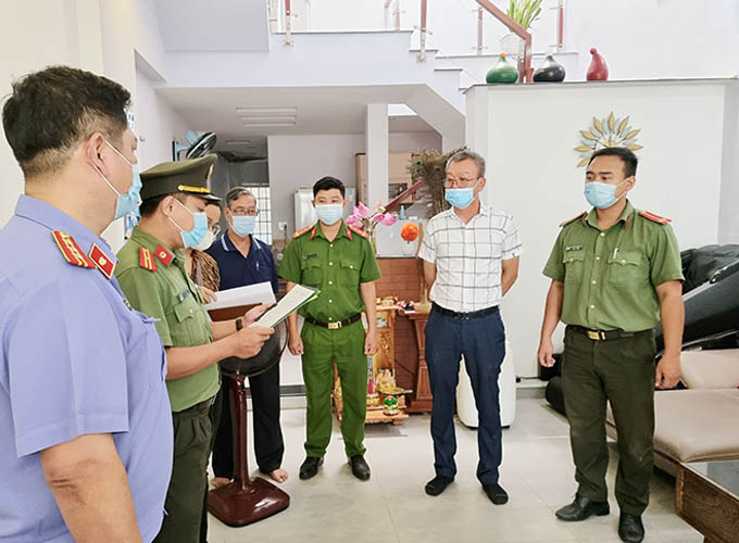 Đường dây phù phép người nước ngoài thành... chuyên gia