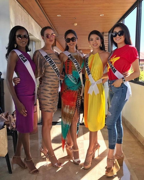 Lệ Hằng mặc áo cờ đỏ sao vàng nổi bật tại Miss Universe