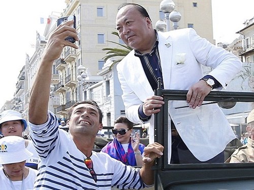 Đại gia thuê 140 khách sạn ở Paris, đưa 6.400 nhân viên sang nghỉ mát