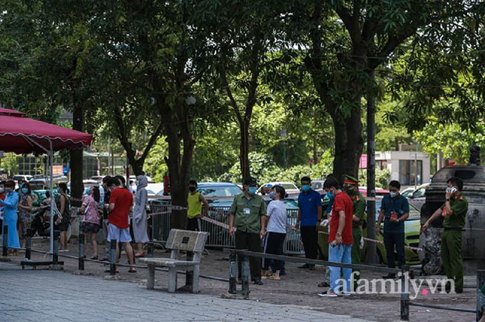 Hà Nội: Mảng gạch men lớn rơi từ tầng cao chung cư HH1B Linh Đàm, nhiều người đang xếp hàng lấy mẫu xét nghiệm hoảng hốt bỏ chạy
