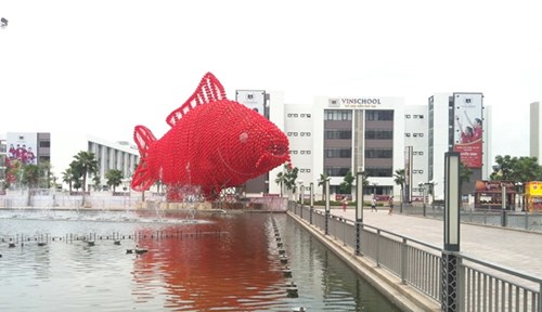 Cận cảnh lồng đèn cá chép lớn nhất Việt Nam tại Times City