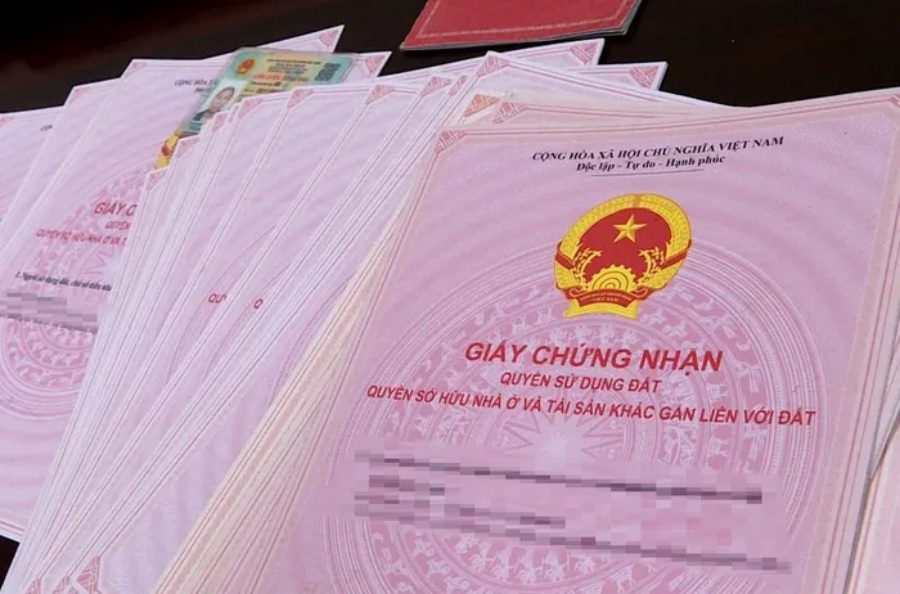 Nên ghi tên vợ hay chồng trên sổ đỏ để bảo vệ tài sản chung theo Luật mới?
