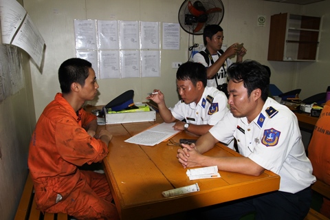 Tiếp cận Sunrise 689, phát hiện một số kim tiêm trên tàu