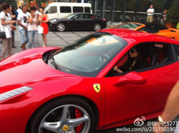 Lưu Diệc Phi đi chợ bằng… siêu xe Ferrari gần 14 tỷ