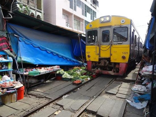 Cảnh mua bán mạo hiểm ở chợ trên đường sắt