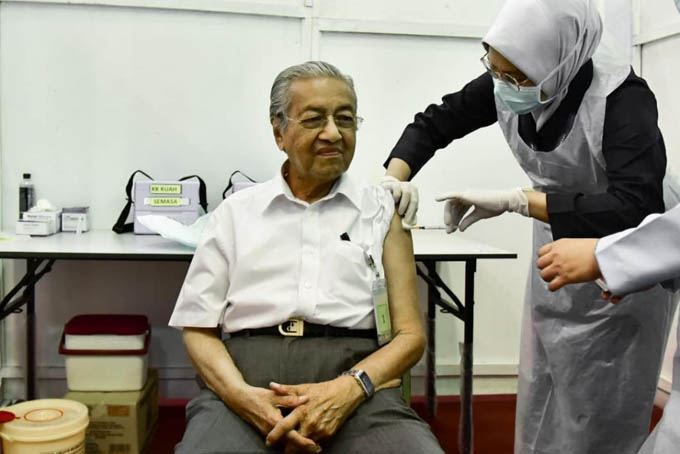 Cựu Thủ tướng Mahathir trở thành người già nhất Malaysia tiêm vaccine ngừa Covid-19