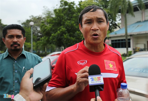 ĐTVN sợ bị CĐV Malaysia chiếu laser, ném pháo sáng