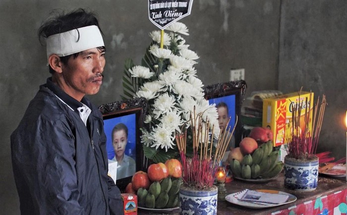 'Cả đêm kê gạch để quan tài 2 con không ướt'