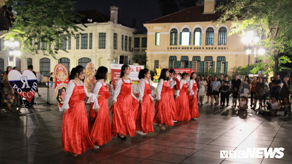 'Mùa hè rớt' nước Nga trong lòng thu Hà Nội