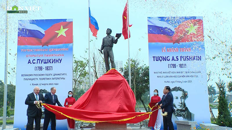 Tượng đài Đại thi hào Nga Pushkin bằng đồng nguyên khối 1,5 tấn vừa khánh thành tại Hà Nội