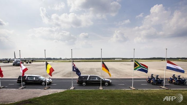 Máy bay Malaysia MH17 rơi: Nhận dạng thi thể đầu tiên