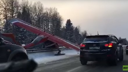 Moskva: Máy bay hạ cánh khẩn cấp xuống đường cao tốc