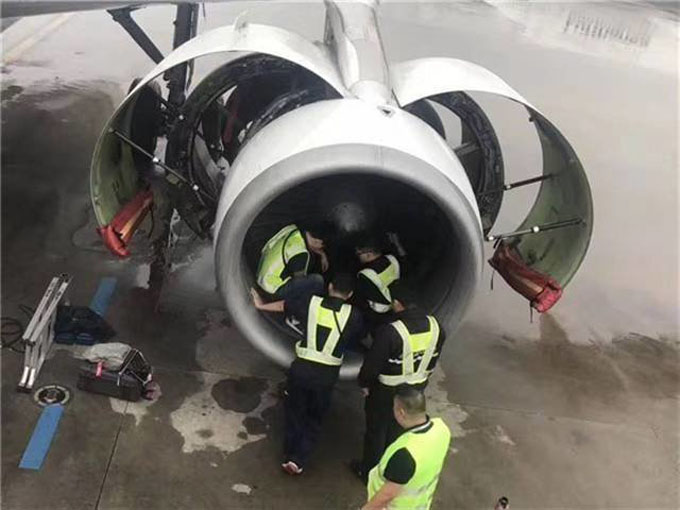 Ném đồng xu vào động cơ máy bay để cầu may, hành khách nhận phạt tới 400 triệu đồng