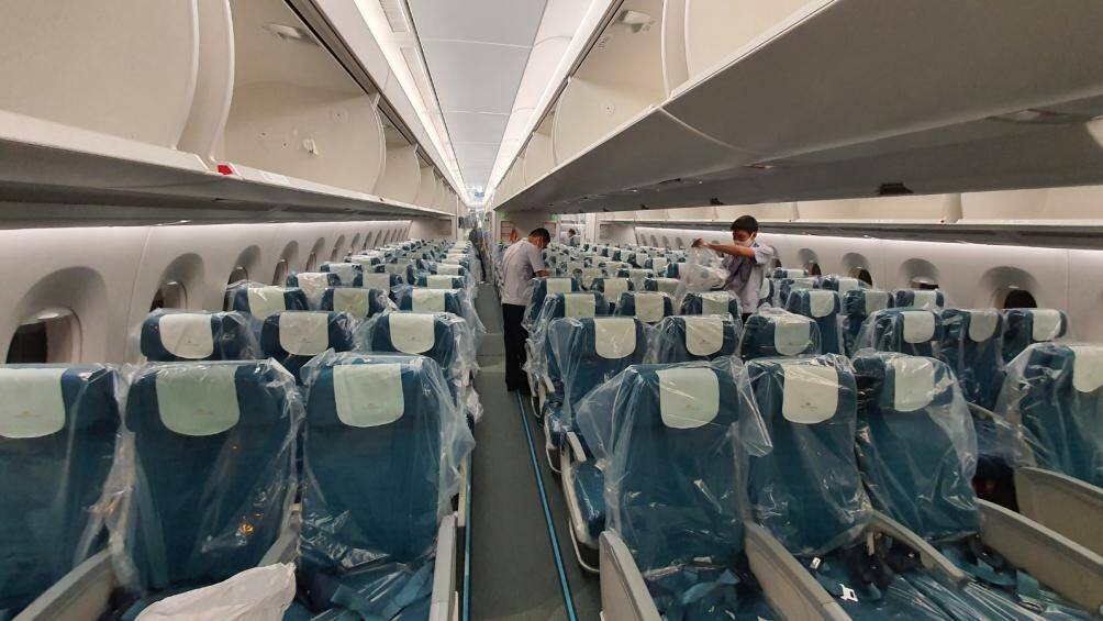 Bên trong máy bay đón 129 người dương tính Covid-19 từ Guinea Xích đạo
