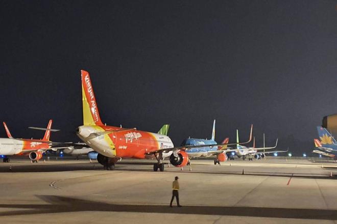 Máy bay 'nằm đất' vì COVID-19, lương phi công, tiếp viên giảm chưa từng có