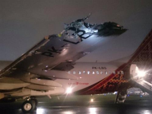 Hai máy bay đâm nhau trên đường băng ở Indonesia