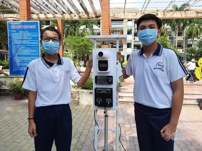 Máy đo thân nhiệt ''3 trong 1'' giá 8 triệu đồng của học sinh cấp 2