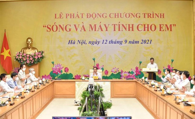 EVN ủng hộ 24.000 máy tính cho chương trình ''Sóng và máy tính cho em''