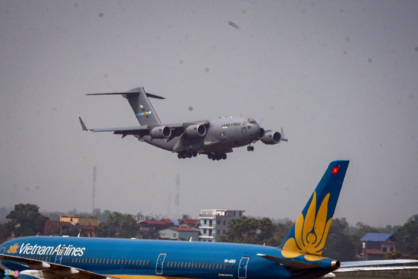 'Ngựa thồ' C-17 của Không quân Mỹ hạ cánh tại Nội Bài