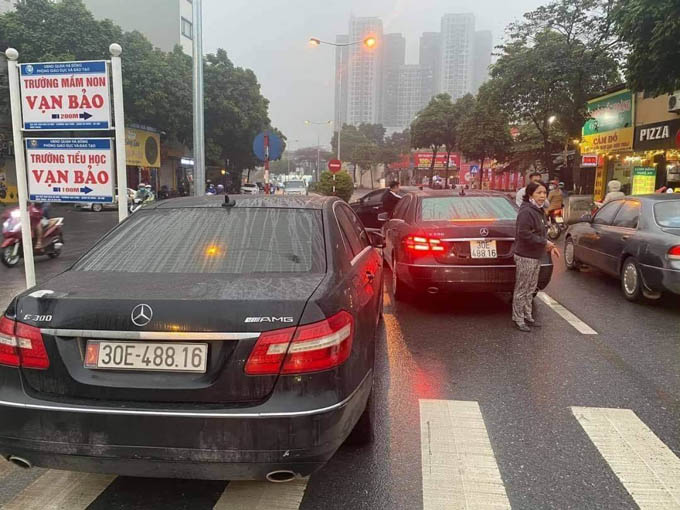 Hà Nội: Tạm giữ hai xe Mercedes Benz cùng mang biển kiểm soát 30E-488.16