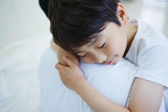 Khi nhìn thấy con trai tôi, chồng cũ đã bật khóc và quỳ xuống van xin