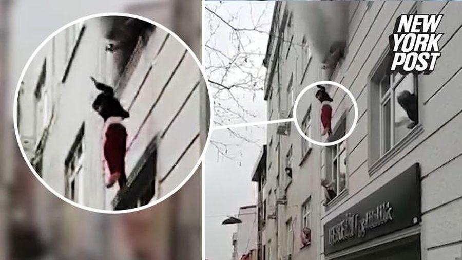 Người mẹ ném 4 đứa con qua cửa sổ tòa nhà bốc cháy dữ dội tại Thổ Nhĩ Kỳ