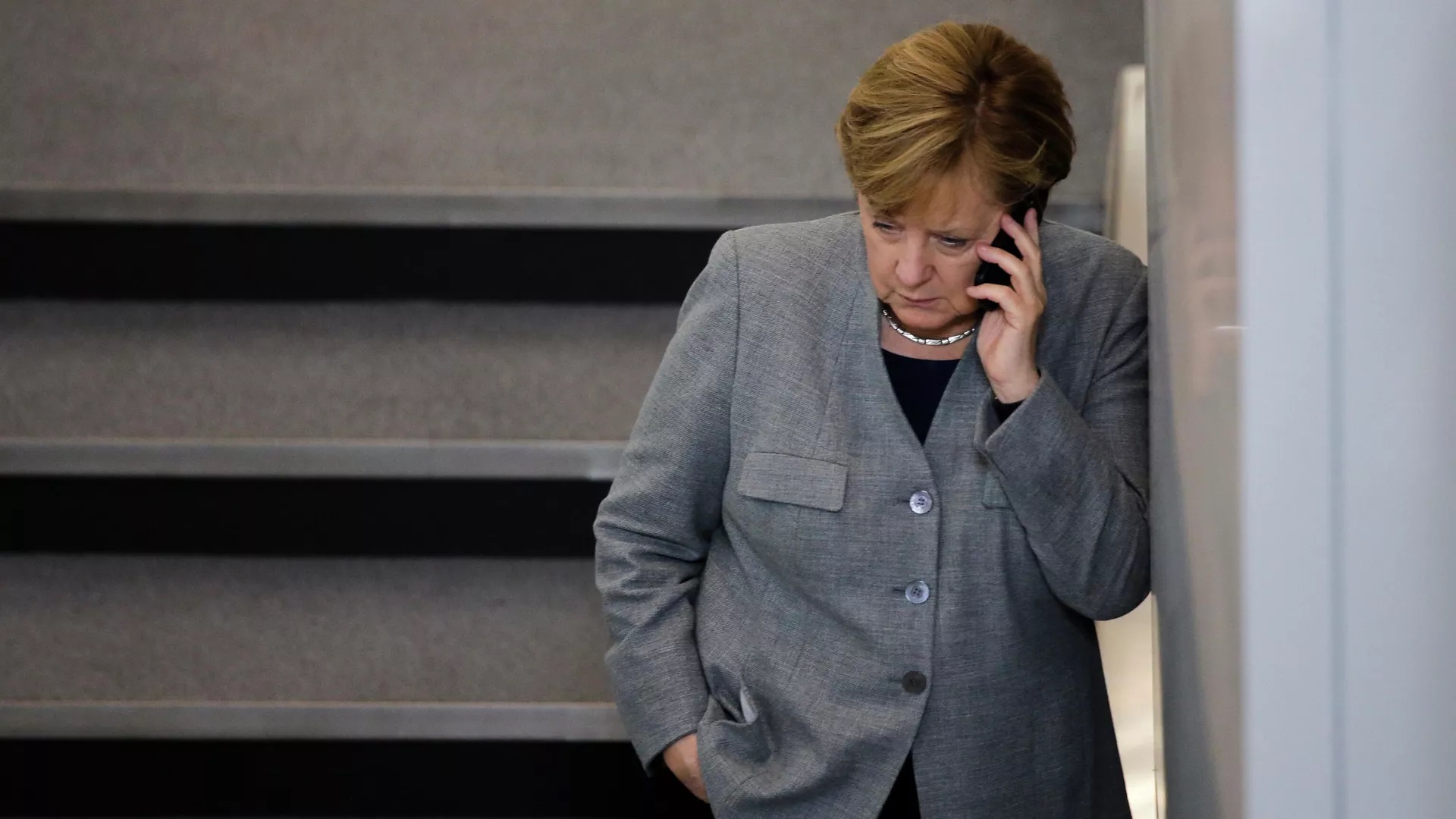 Angela Merkel đã buộc phải kiềm chế khả năng của Đức để làm hài lòng Mỹ