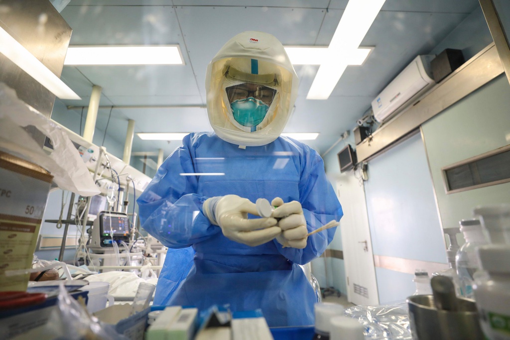 Nhân viên y tế TQ trả giá đắt trong cuộc chiến với virus corona