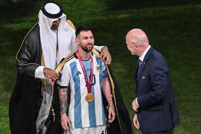 Bật mí chiếc áo choàng Quốc vương Qatar tự tay khoác cho Messi