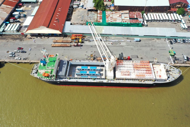 Chuẩn bị đưa tàu metro ra khỏi khoang hàng