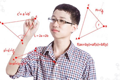 Biết đọc từ 18 tháng, lớp 9 học hết sách lớp 11, và giờ 