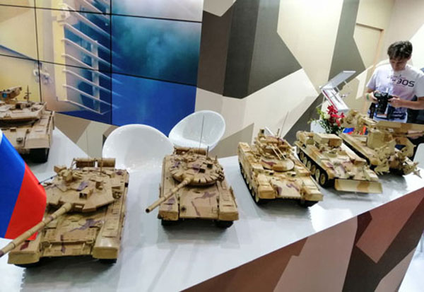 [ẢNH] Loạt mô hình thiết giáp tối tân của Nga trưng bày ngay tại Hà Nội